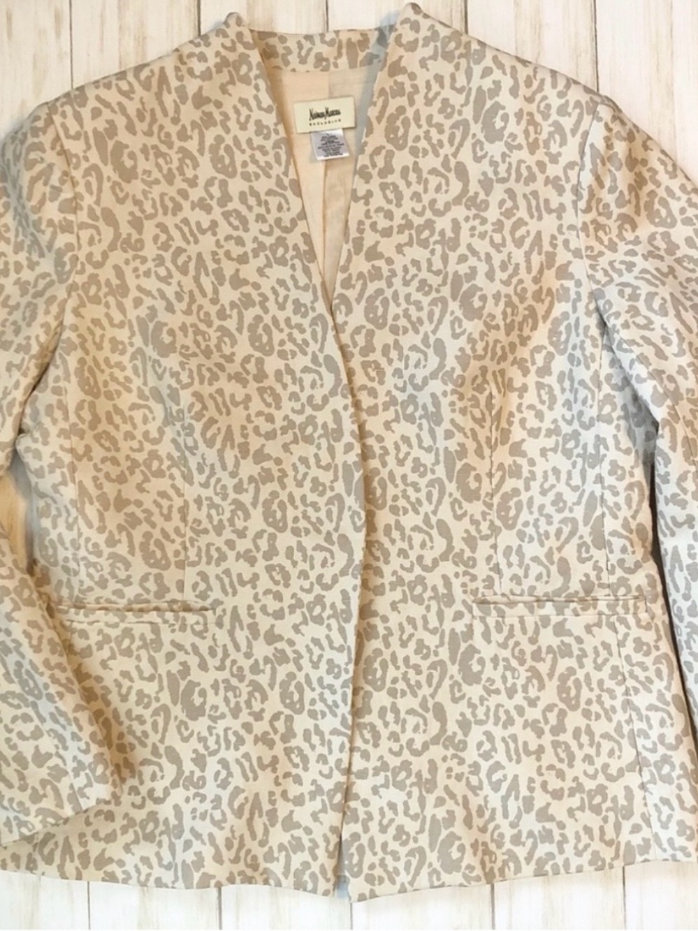 Neiman Marcus Exclusive Animal Print Linen Jacket - Picture 5 of 8